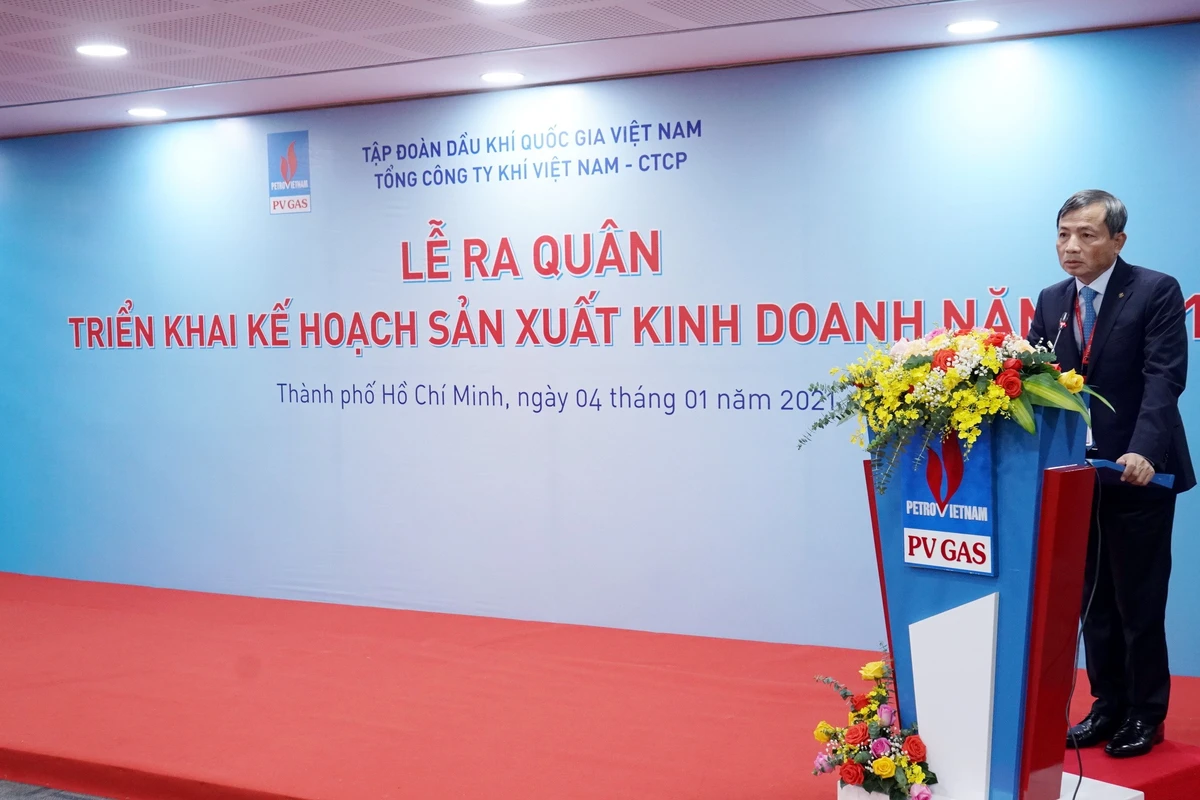 CEO doanh nghiệp phát biểu trước toàn thể cán bộ nhân viên trong lễ ra quân đầu năm, công bố mục tiêu hoạt động và định hướng phát triển của doanh nghiệp