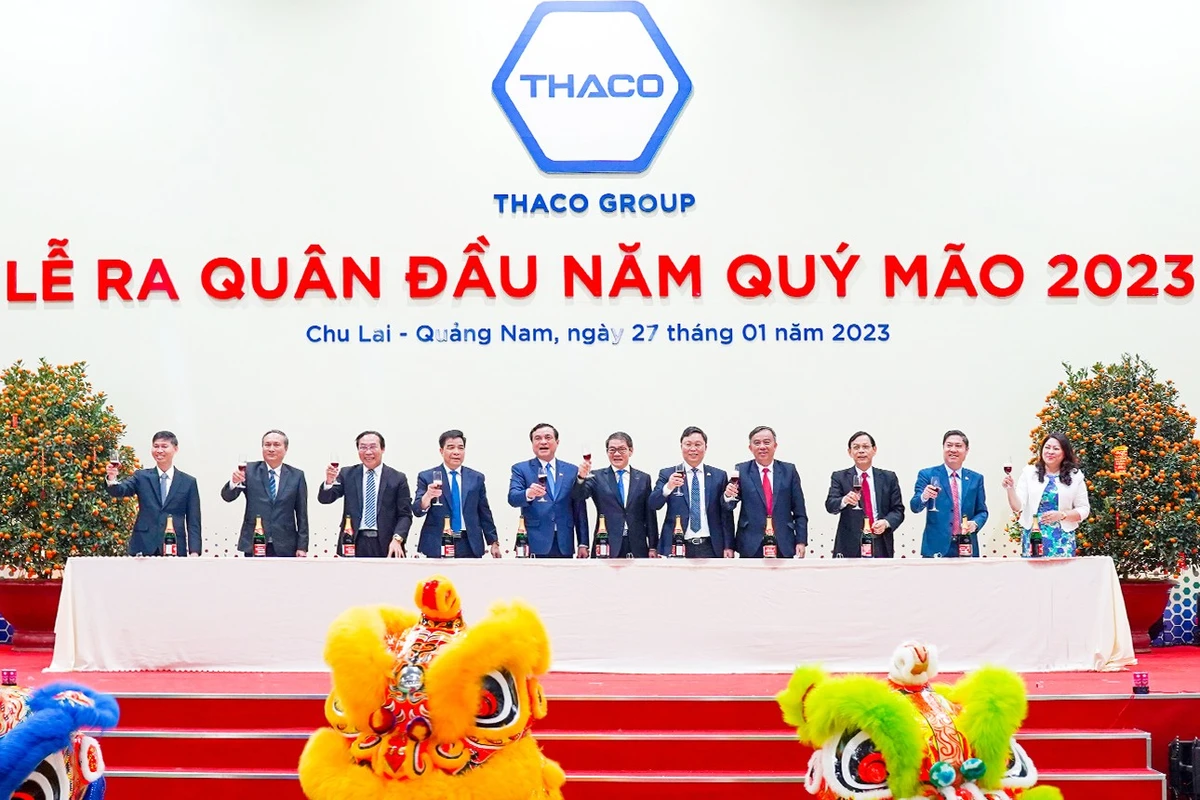 Lễ ra quân là gì - ban lãnh đạo doanh nghiệp cùng nâng ly chúc mừng tại lễ ra quân đầu năm, thể hiện quyết tâm hoàn thành mục tiêu kinh doanh và khởi động năm mới với tinh thần hứng khởi