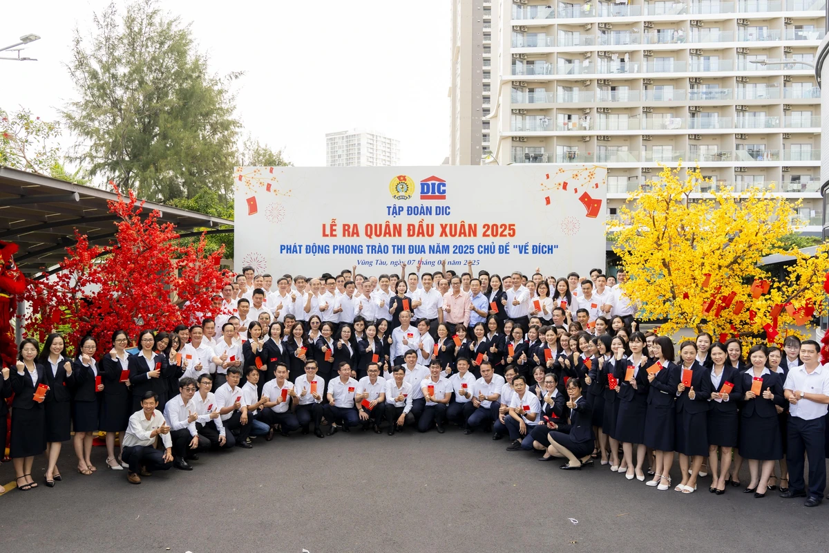 Toàn thể cán bộ nhân viên doanh nghiệp tham dự lễ ra quân đầu năm trong không khí trang trọng, phấn khởi và tràn đầy quyết tâm