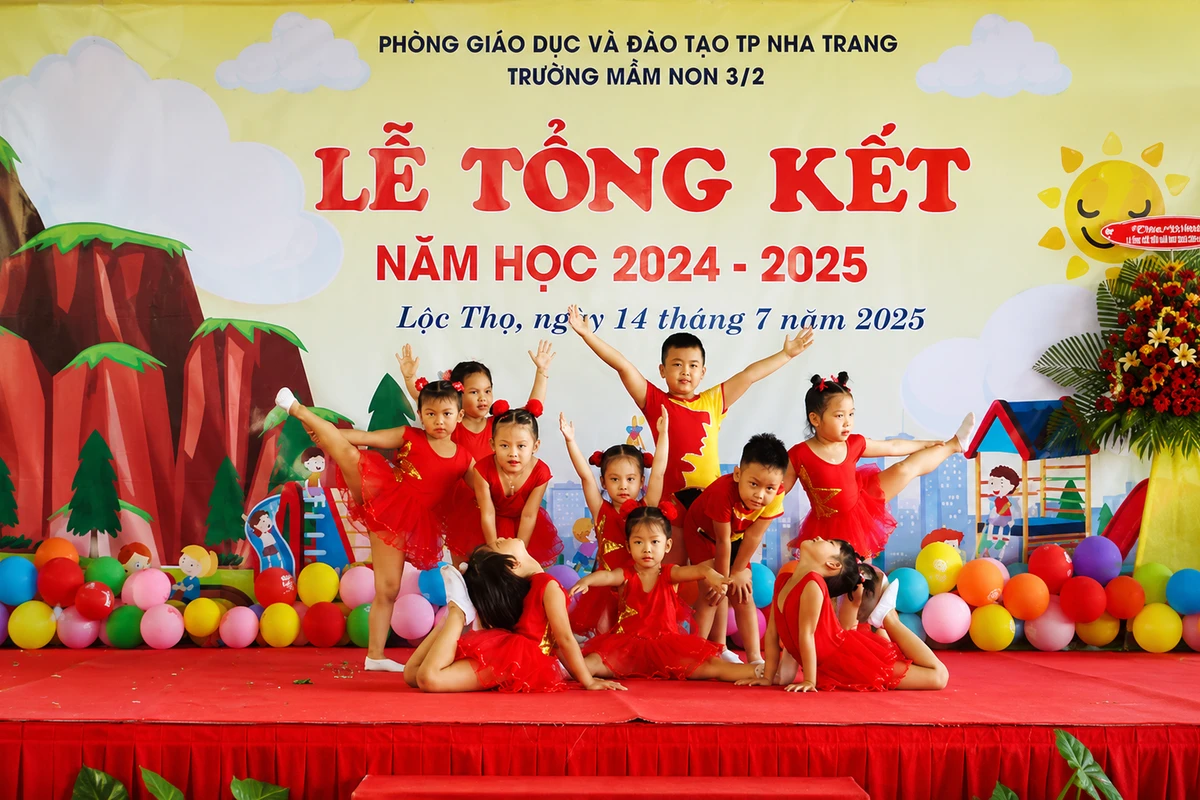 Các bé biểu diễn văn nghệ tại lễ tổng kết năm học của trường mầm non