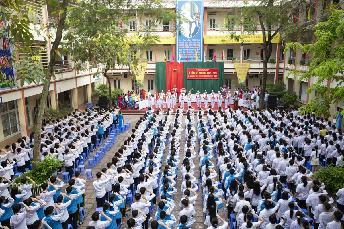 Toàn cảnh quy mô lễ tổng kết năm học với sự tham dự đông đủ của giáo viên và học sinh tại sân trường.