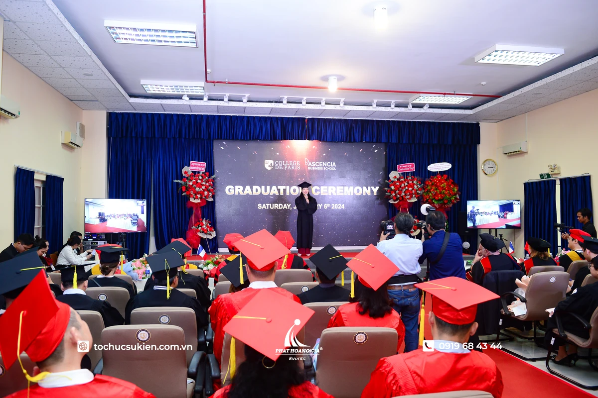 Đại diện phát biểu tại buổi lễ tốt nghiệp