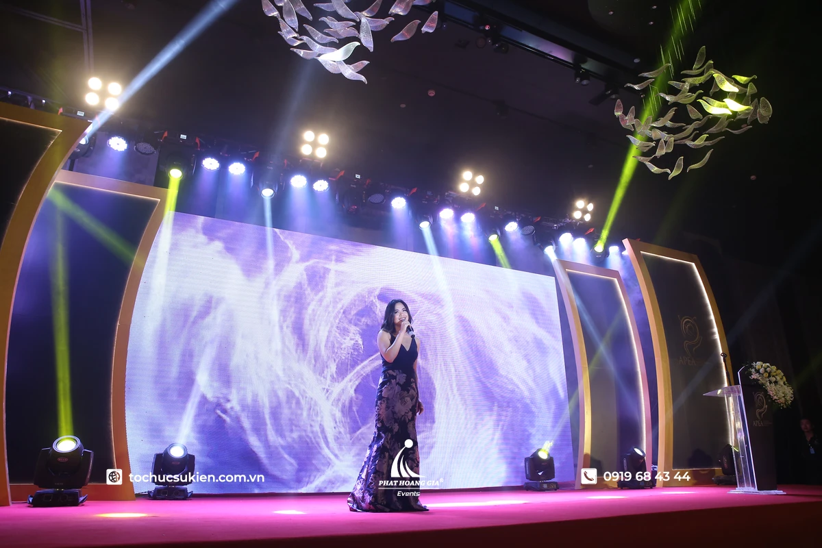 Màn hình LED display hiển thị visual nghệ thuật làm phông nền cho ca sĩ biểu diễn trên sân khấu sự kiện