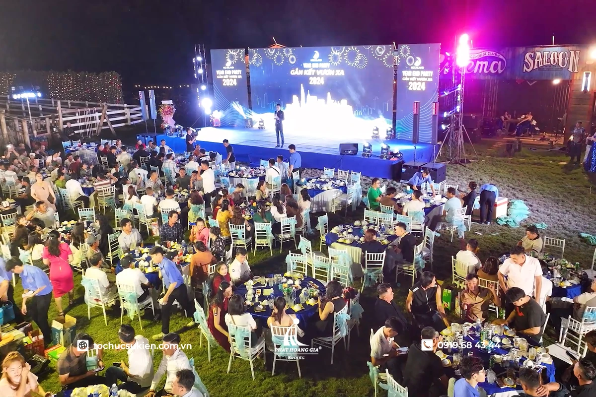 Màn hình LED sự kiện ngoài trời gồm một màn hình trung tâm và hai màn hình cánh hai bên, mang đến khả năng trình chiếu nội dung đồng bộ, hình ảnh sắc nét và tầm nhìn tối ưu cho khán giả