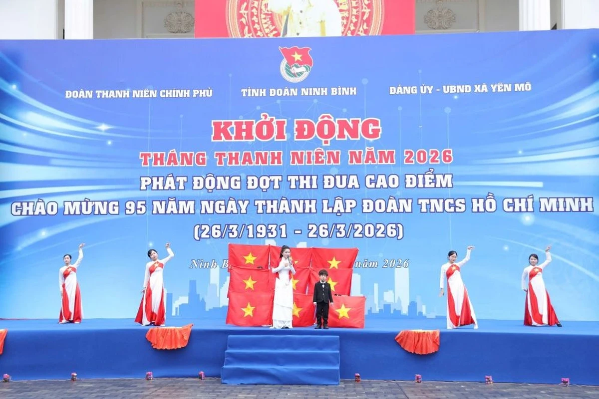 Đoàn viên thanh niên biểu diễn văn nghệ trong chương trình kỷ niệm ngày thành lập Đoàn 26/3