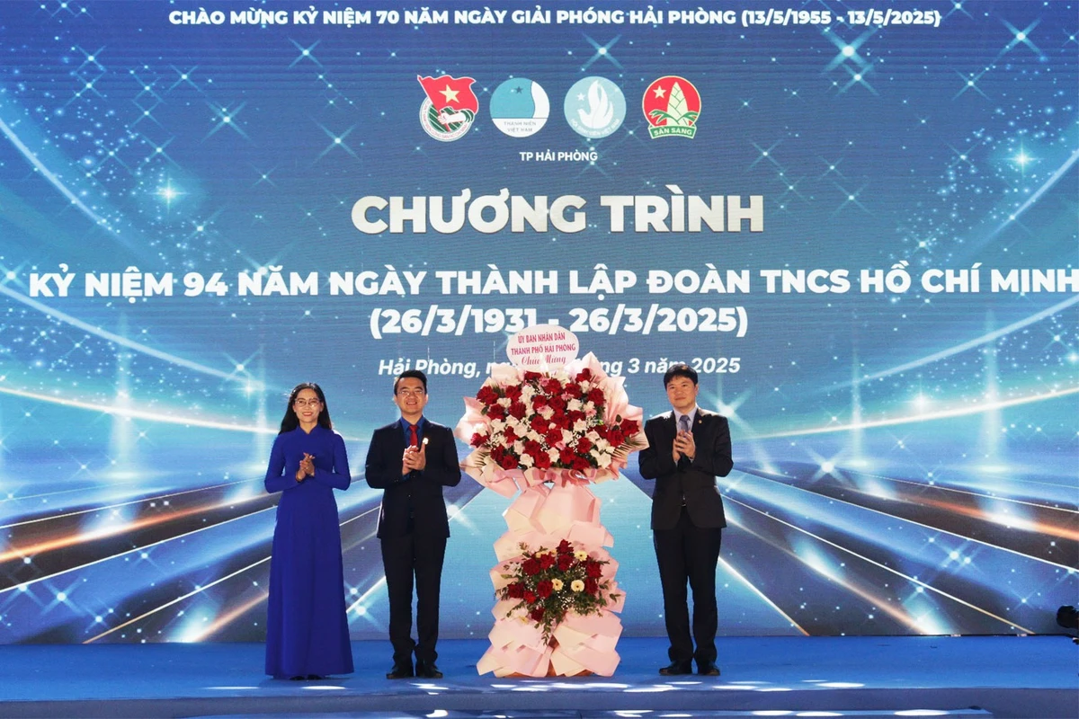 Sân khấu chương trình kỷ niệm ngày thành lập Đoàn TNCS Hồ Chí Minh cùng các lẵng hoa chúc mừng