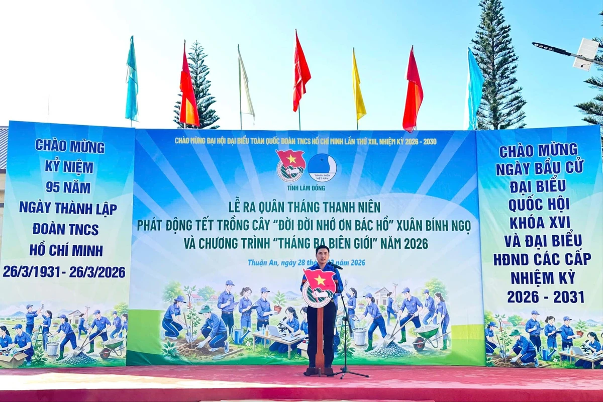 MC dẫn dắt chương trình lễ kỷ niệm ngày thành lập Đoàn TNCS Hồ Chí Minh trên sân khấu ngoài trời