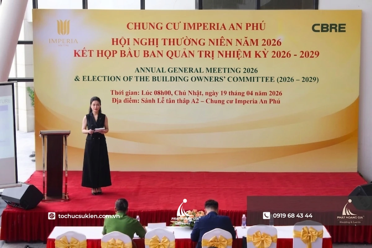 Toàn cảnh nữ mc đứng trên sân khấu dẫn chương trình hội nghị thường niên