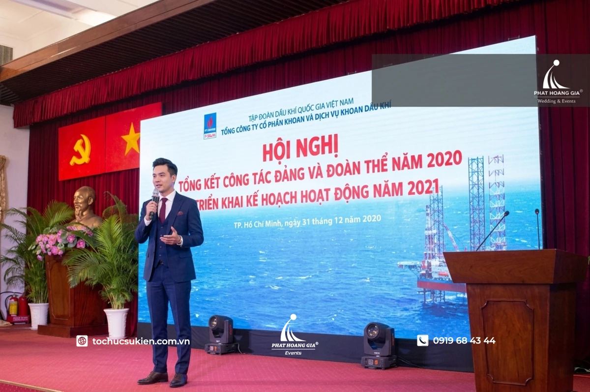 Nam mc tự tin thể hiện lời dẫn chương trình hội nghị tổng kết trên sân khấu tại sự kiện