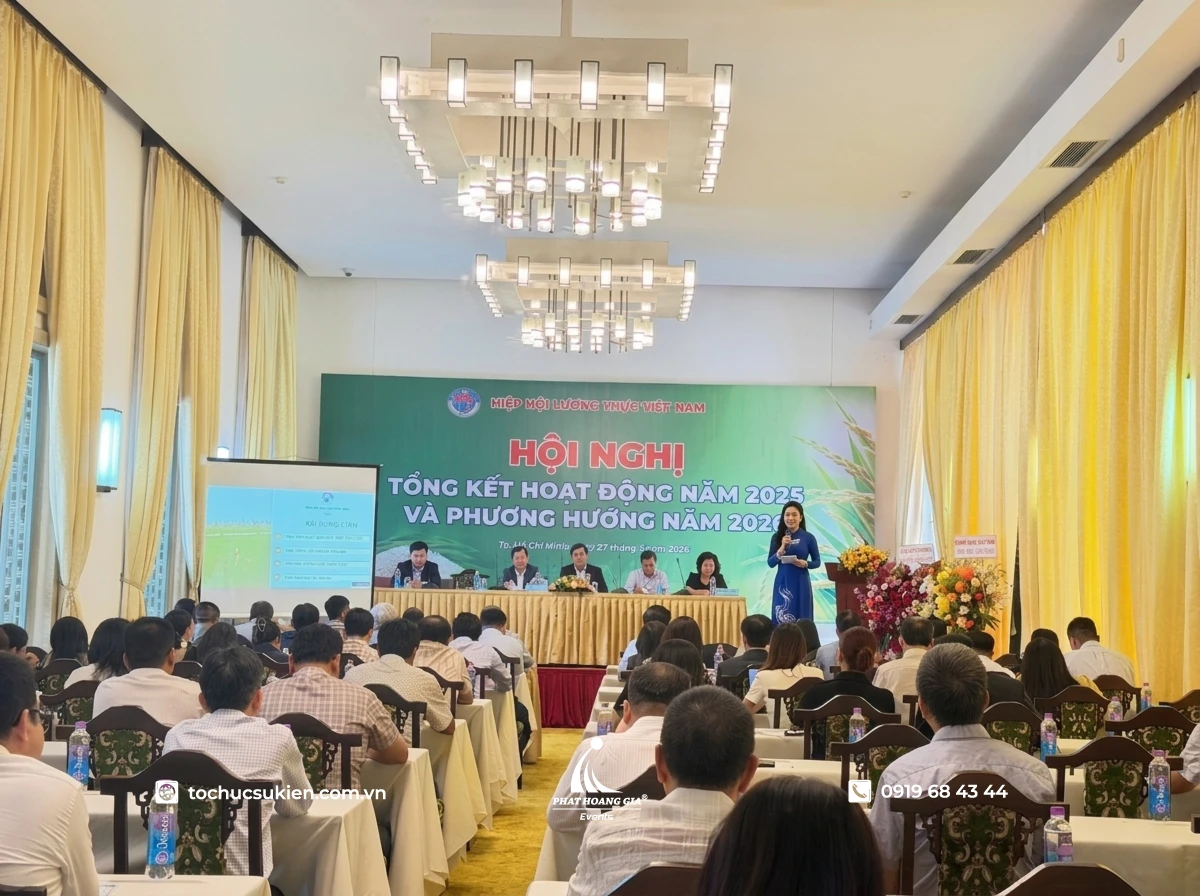 Nữ MC duyên dáng dẫn chương trình hội nghị tổng kết của Hiệp hội lương thực
