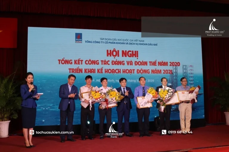 Lời dẫn chương trình hội nghị tổng kết: mẫu dẫn và cách xử lý