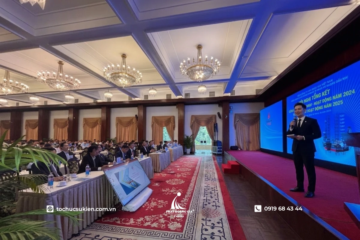 Nam MC lịch lãm tự tin đứng trên sân khấu với lời dẫn chương trình hội nghị tổng kết