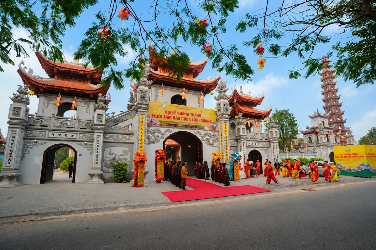 Không gian lễ khánh thành chùa với cổng tam quan, thảm đỏ và khách mời tham dự nghi thức khai mạc