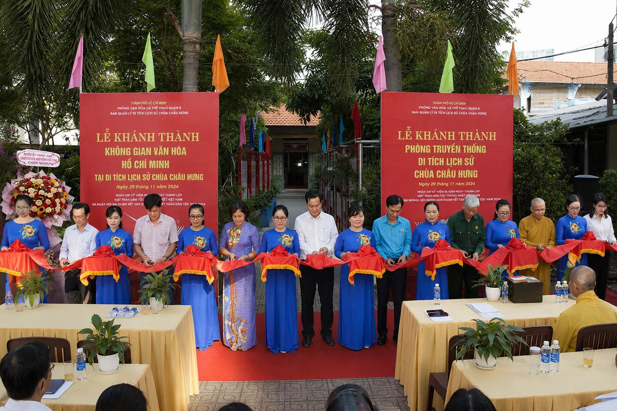 Nghi thức cắt băng trong lễ khánh thành chùa với đại diện ban tổ chức và khách mời tham gia