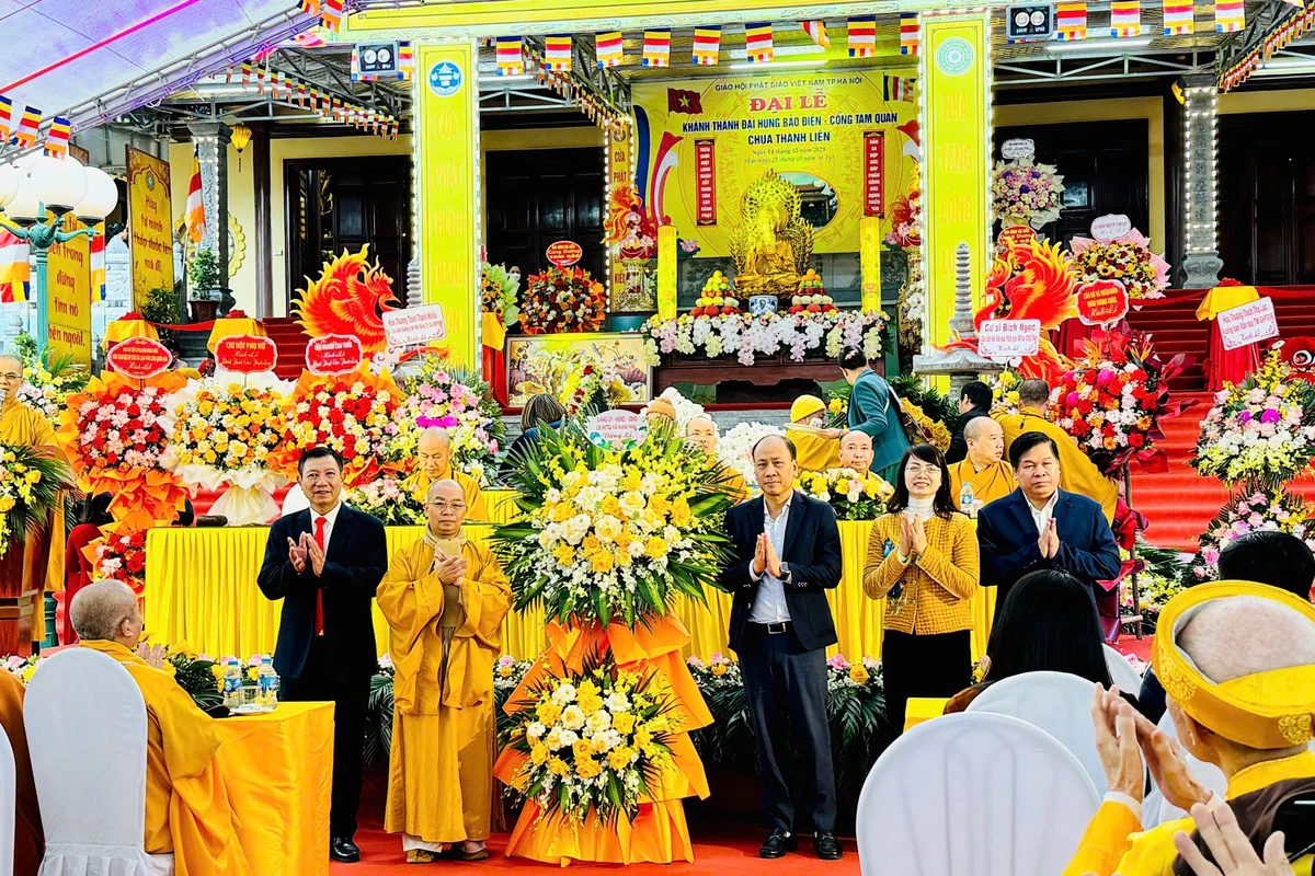 Nghi thức tặng hoa chúc mừng trong lễ khánh thành chùa với sự tham dự của chư tôn đức và đại biểu