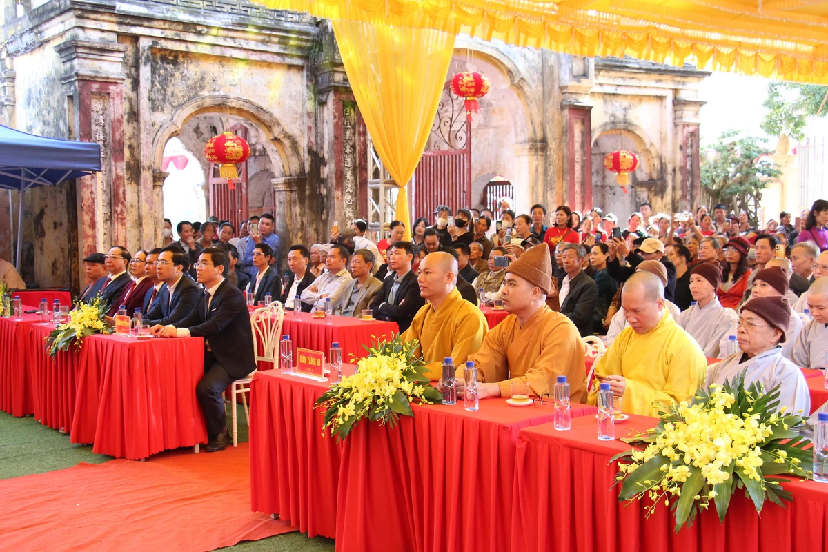 Khách mời và chư tôn đức tham dự chương trình khánh thành chùa tại khu vực chính lễ