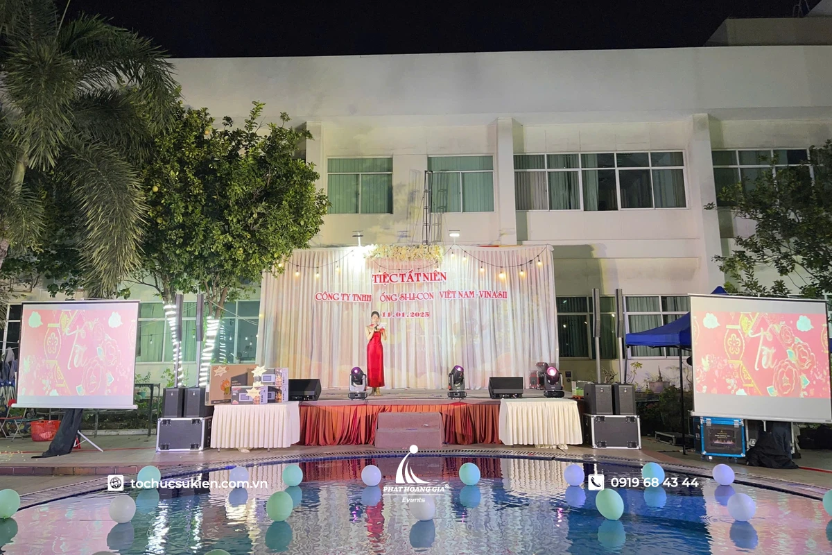 MC đang đọc lời danax mở màn cho chương trình year end party được tổ chức ngoài trời