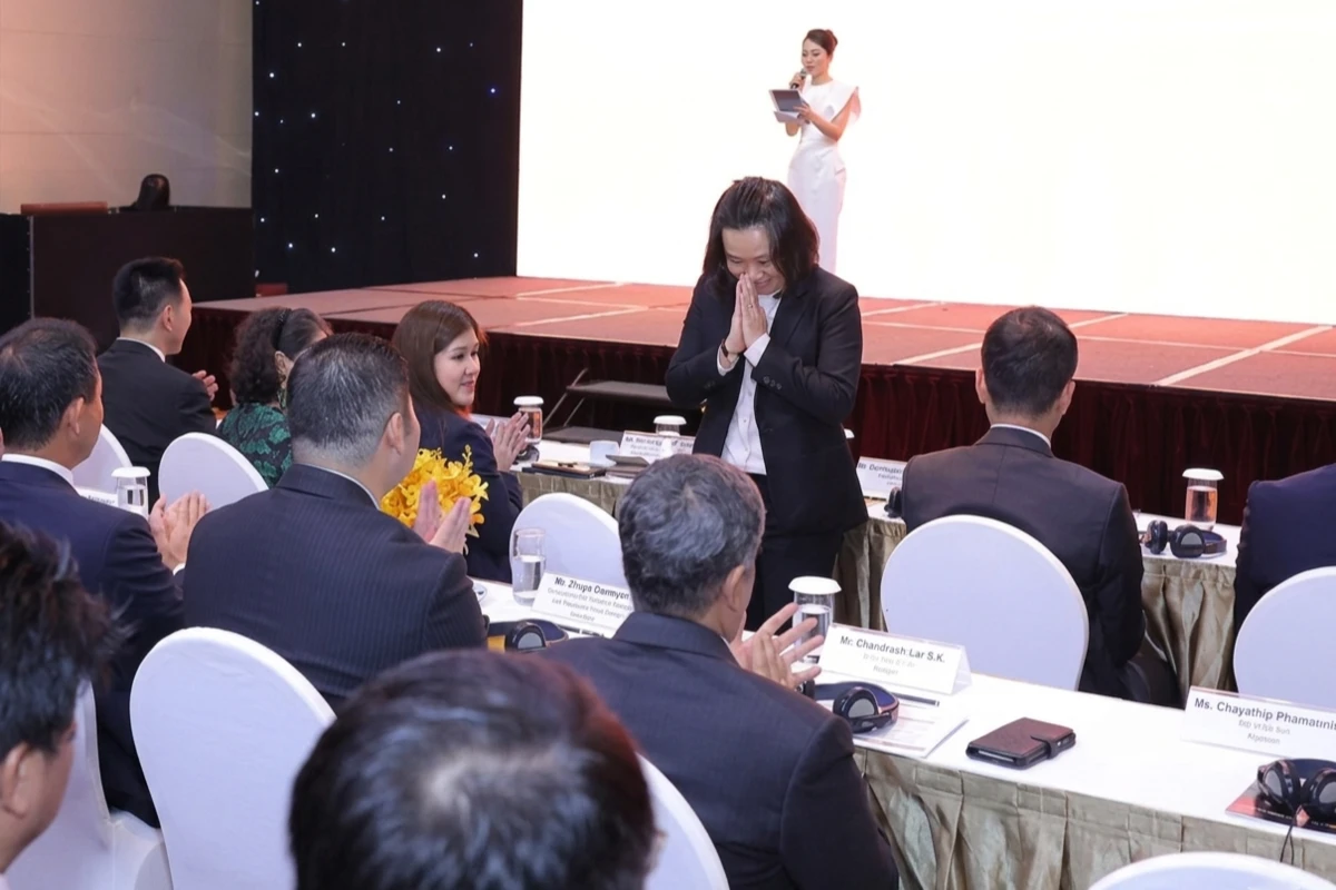 MC giới thiệu đại biểu trong tiếng vỗ tay của khách mời trong buổi lễ.