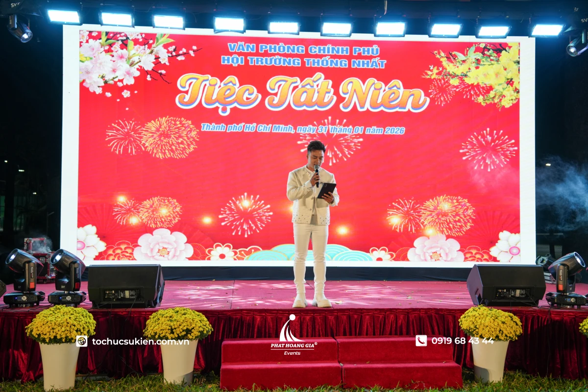 Khởi động tiệc tất niên Phú Hưng Life với lời dẫn khai mạc của nữ MC xinh đẹp trên sân khấu.