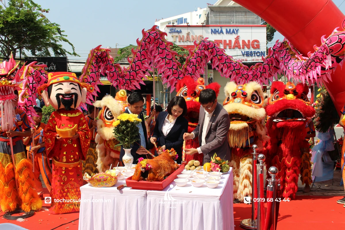 Nghi thức cúng khai trương được thực hiện trong sự kiện