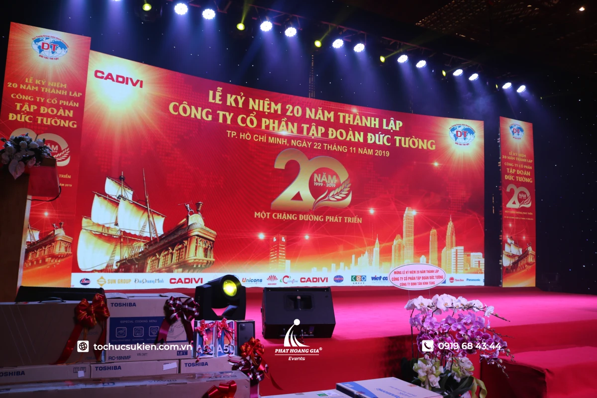 Màn hình LED kết hợp cùng ánh sáng rực rỡ tạo nên phông nền hoàn hảo, tôn vinh trọn vẹn từng chi tiết.