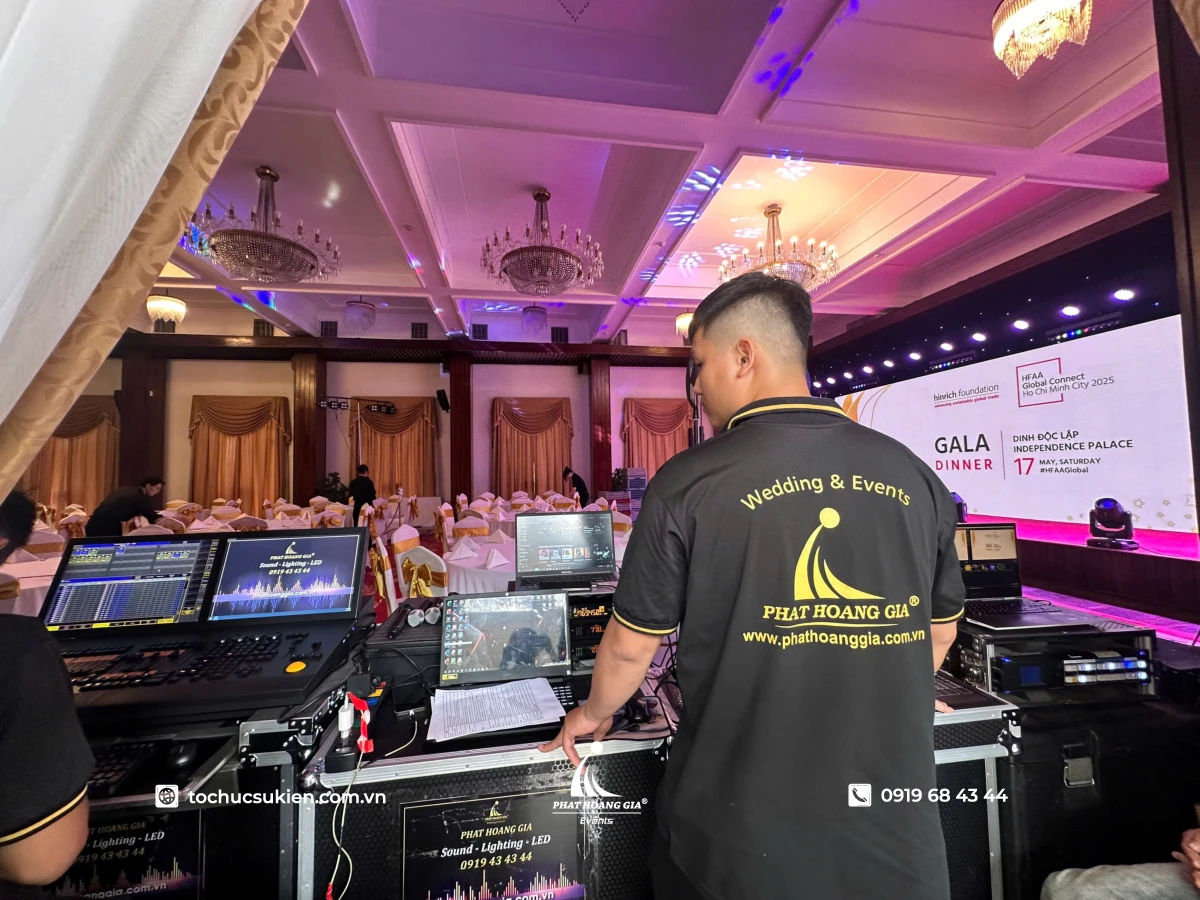 Đội kỹ thuật Phát Hoàng Gia trực tiếp vận hành cho thuê màn hình led tại Lễ Gala Dinner.
