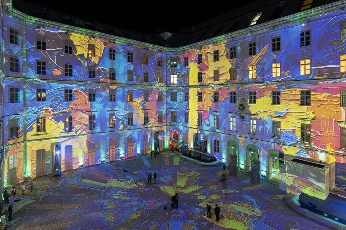 Bề mặt tòa nhà được sử dụng làm không gian trình chiếu projection mapping trong sự kiện ánh sáng nghệ thuật