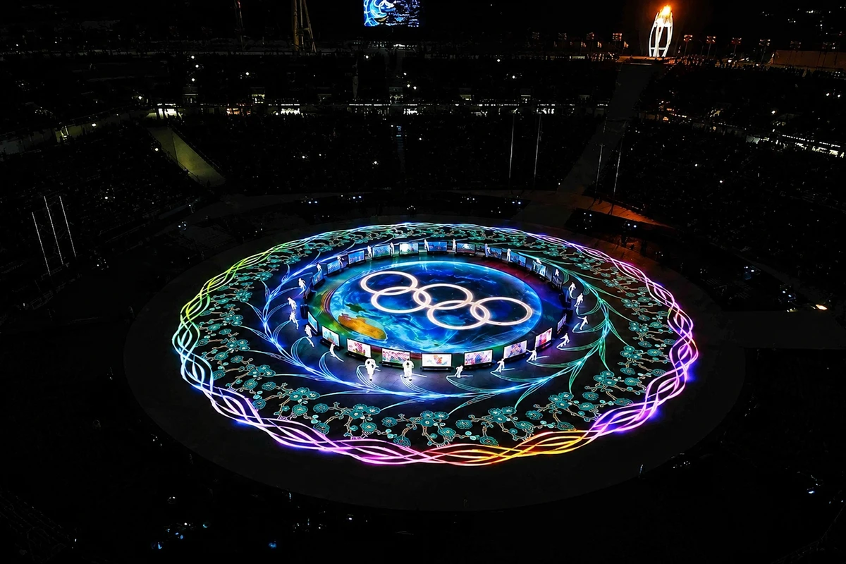 Công nghệ floor projection mapping được ứng dụng tại sân khấu sự kiện quy mô lớn với hiệu ứng trình chiếu hình ảnh trực tiếp lên mặt sàn