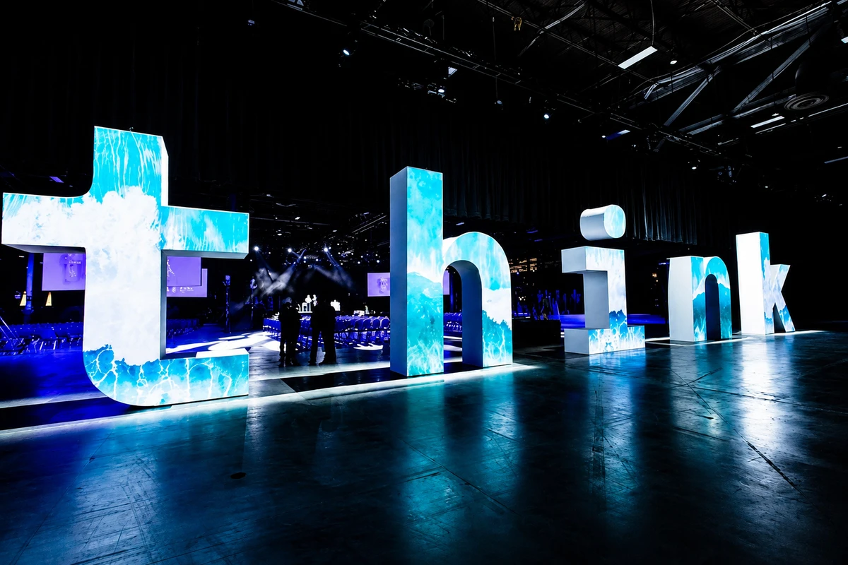Projection mapping trình chiếu visual lên mô hình chữ 3D tại sân khấu sự kiện.