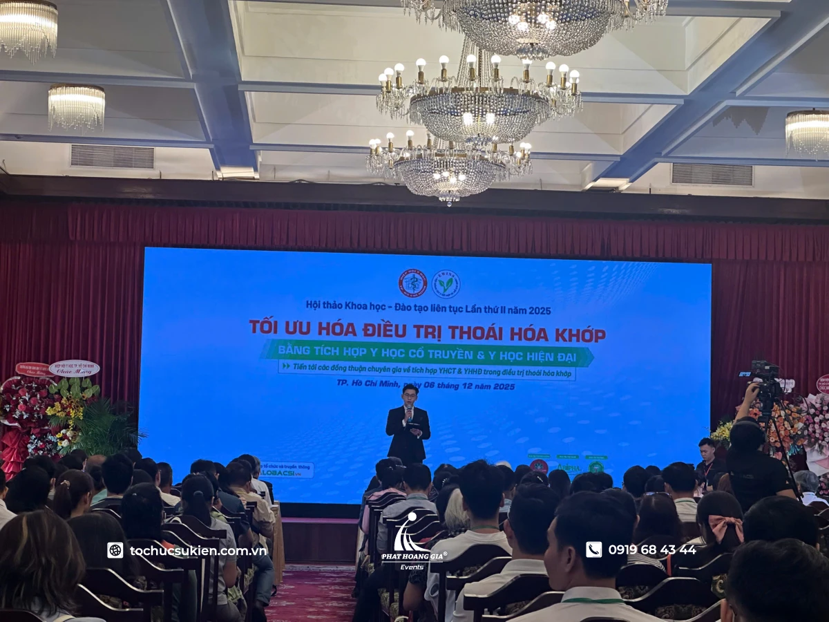Toàn cảnh hội trường khoa học trang trọng với sự dẫn dắt của mc dẫn chương trình lịch lãm