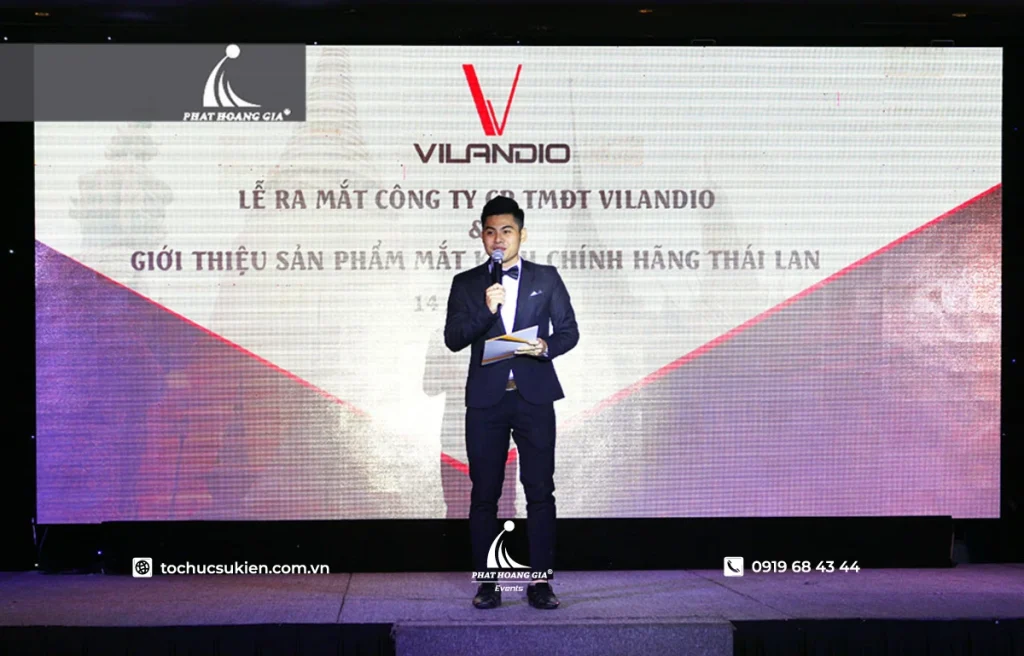 Nam mc lịch lãm dẫn dắt chương trình lễ ra mắt thương hiệu Vilandio trên sân khấu màn hình led lớn.