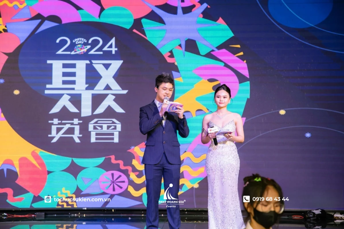 MC tiếng Anh là gì? Hình ảnh MC song ngữ nam và nữ dẫn chương trình trong hội nghị doanh nghiệp