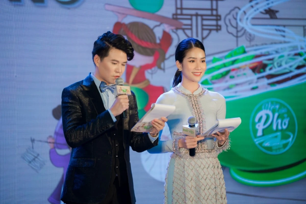 Hai MC song ngữ dẫn chương trình trên sân khấu tại sự kiện ra mắt sản phẩm doanh nghiệp