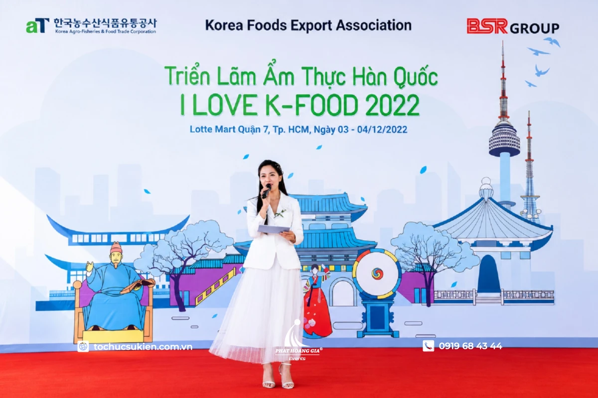 MC nữ dẫn chương trình tại triển lãm ẩm thực Hàn Quốc trên sân khấu sự kiện