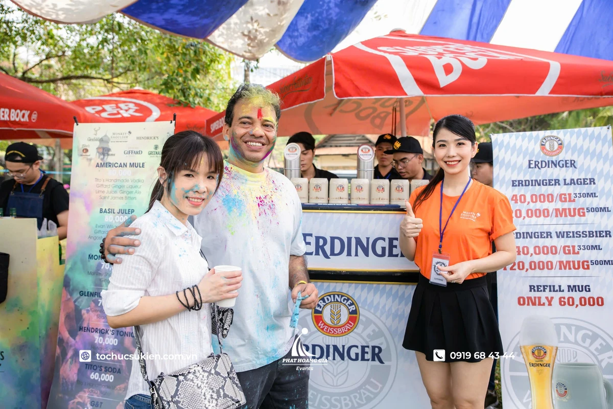 Gian hàng ẩm thực quốc tế được trang trí nổi bật với menu hội chợ ẩm thực giới thiệu các món ăn đặc trưng đến khách tham quan