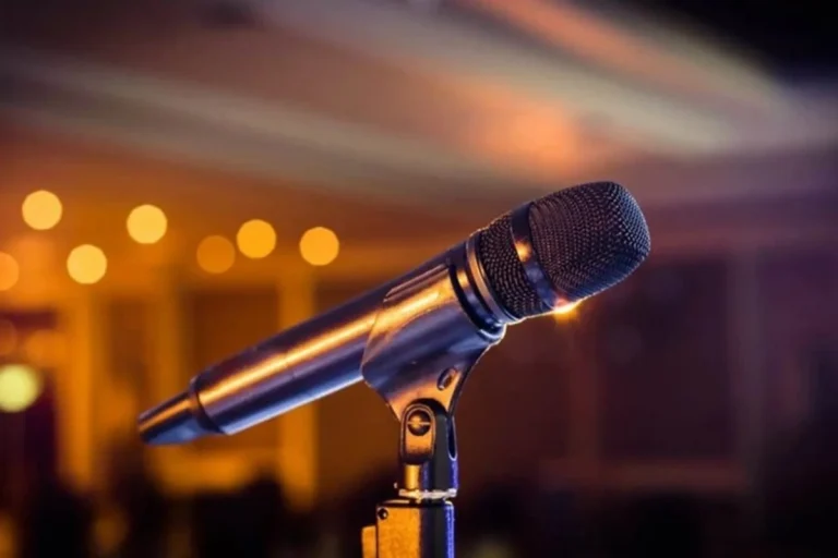 Mic là gì? Phân loại, cấu tạo và ứng dụng trong sự kiện