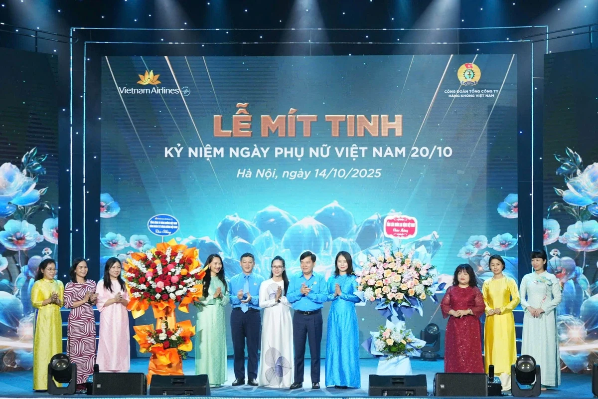 Mít tinh là gì - sân khấu lễ mít tinh kỷ niệm Ngày Phụ nữ Việt Nam được đầu tư hệ thống ánh sáng hiện đại và không gian tổ chức chuyên nghiệp