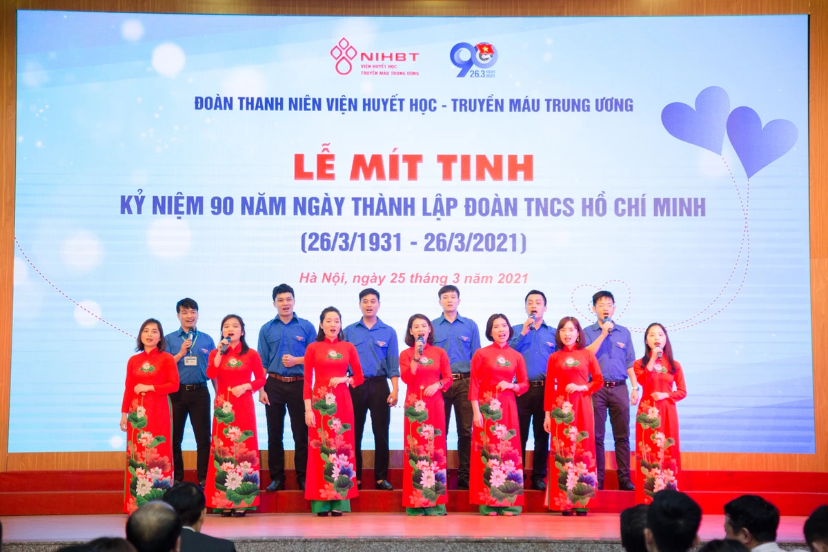 Tiết mục văn nghệ chào mừng tại lễ mít tinh kỷ niệm thành lập Đoàn TNCS với sân khấu được dàn dựng chuyên nghiệp
