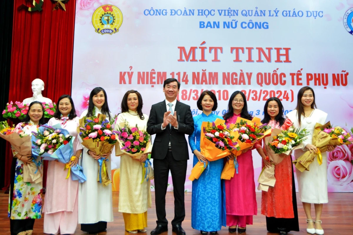 Các đại biểu và khách mời chụp hình lưu niệm trên sân khấu lễ mít tinh kỷ niệm Ngày Quốc tế Phụ nữ