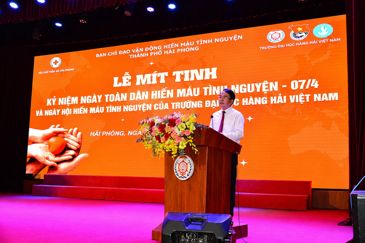 Đại biểu phát biểu trên bục sân khấu trong buổi lễ mít tinh kỷ niệm thành lập đơn vị