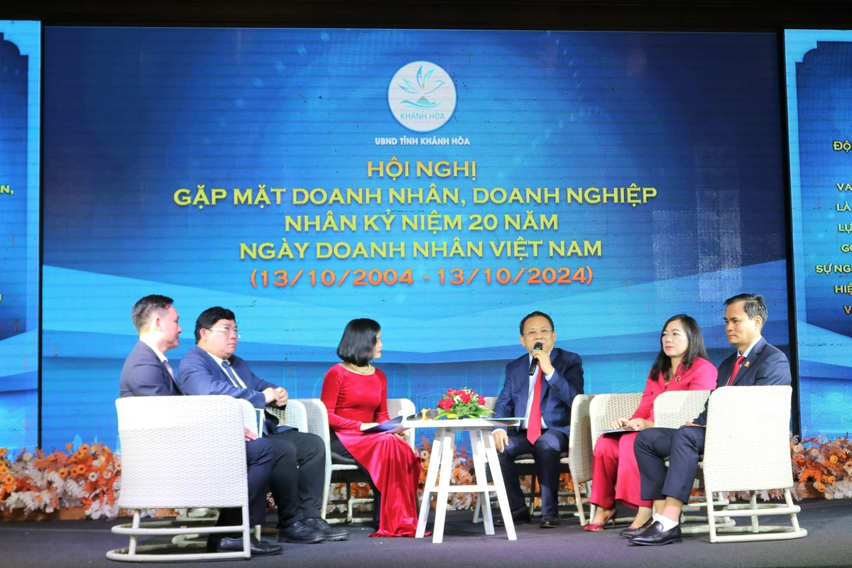 Doanh nhân tham gia phiên thảo luận, ngồi chia sẻ kinh nghiệm tại chương trình Ngày Doanh nhân Việt Nam