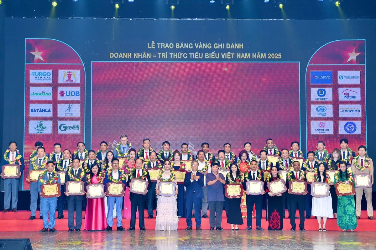 Lễ vinh danh và trao kỷ niệm chương cho doanh nhân tiêu biểu trong ngày 13/10