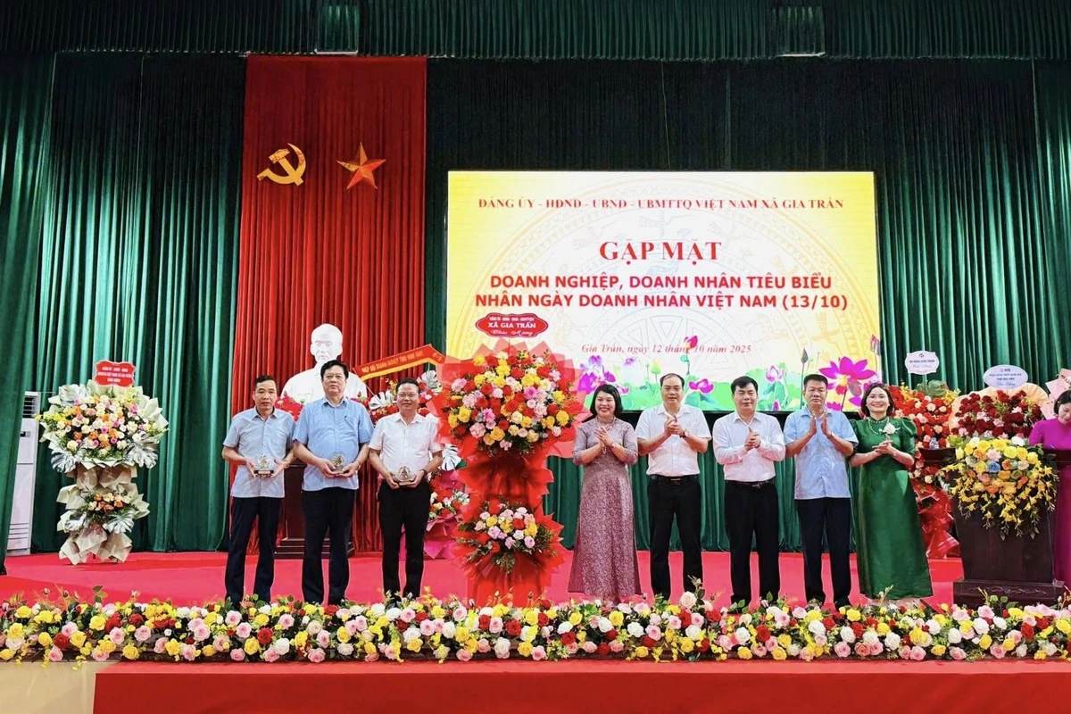 Sân khấu chương trình Ngày Doanh nhân Việt Nam được tổ chức tại trung tâm hội nghị
