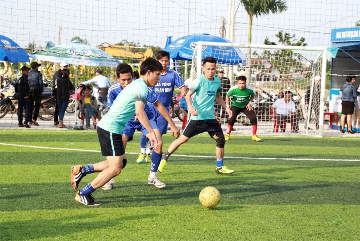 Trận thi đấu bóng đá mini đầy hào hứng giữa các ban của công ty trong ngày hội doanh nghiệp