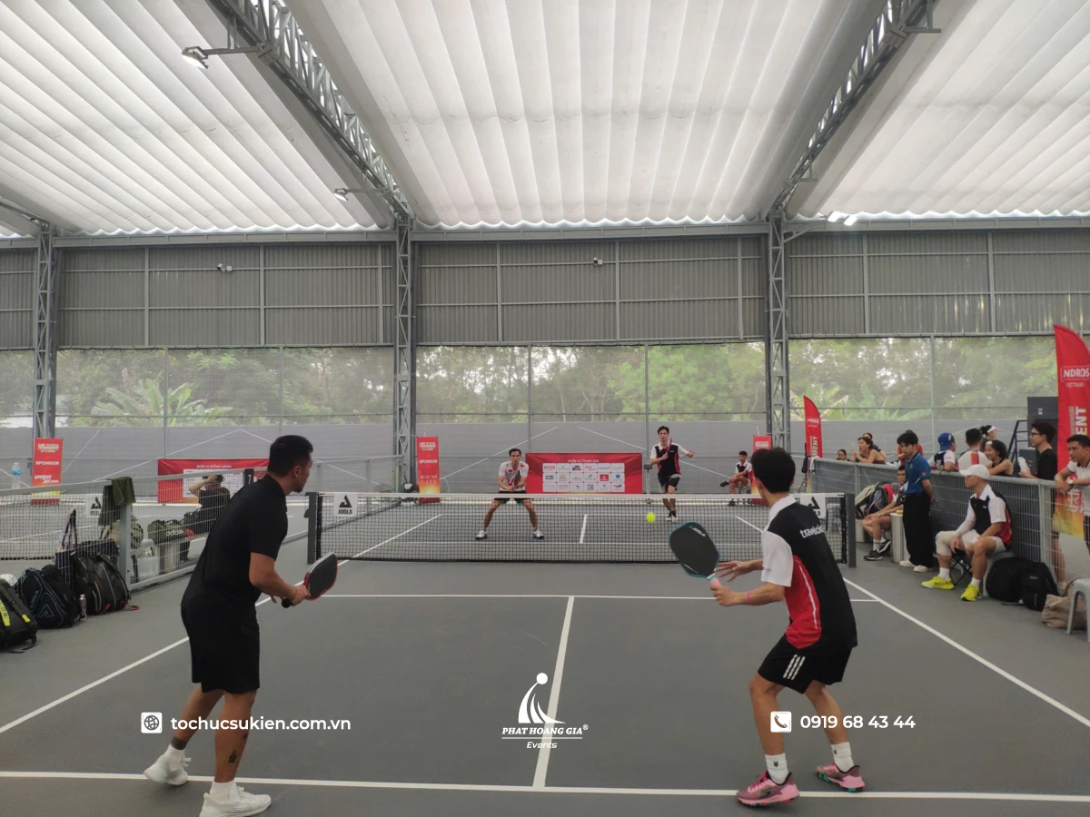 Trận thi đấu pickleball đôi nam kịch tính trong nhà thi đấu dịp ngày hội thể thao
