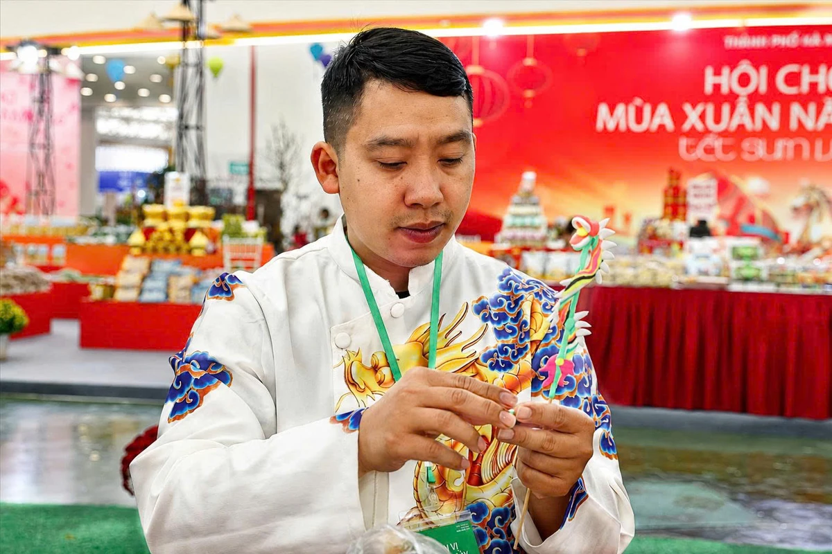 Nghệ nhân tò he chuyên nghiệp đang tập trung nặn thủ công các mẫu tò he đầy màu sắc tại gian hàng sự kiện