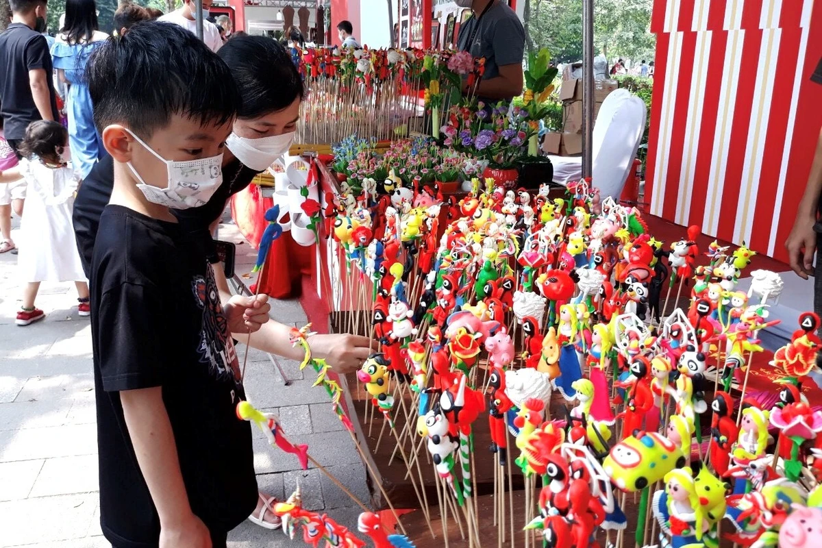 Những mẫu tò he thủ công nhiều màu sắc được trưng bày tại gian hàng sự kiện và thu hút sự chú ý của các em nhỏ tham quan