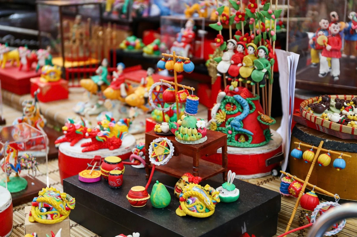 Những sản phẩm tò he tạo hình mâm ngũ quả và lồng đèn rực rỡ sắc màu cho ngày Tết.