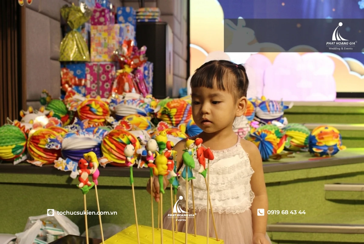Gian hàng nghệ nhân tò he với nhiều hình thù ngộ nghĩnh thu hút trẻ em và gia đình tham quan