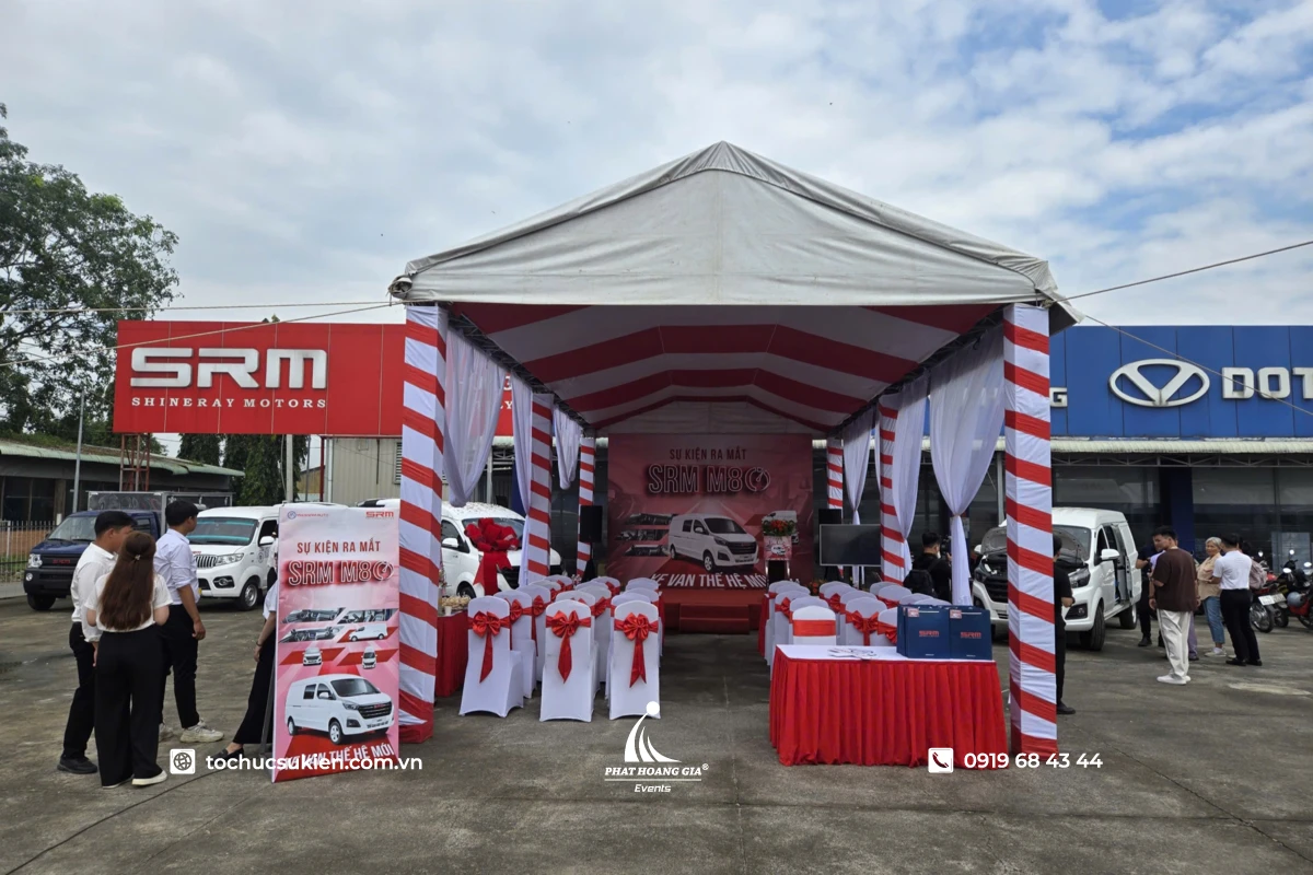 Không gian tổ chức sự kiện ra mắt chuyên nghiệp được bao phủ bởi nhà bạt đảm bảo trải nghiệm của khách mời